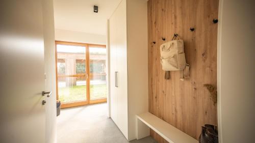pasillo con pared de madera y puerta en Öko-Neubau Ferienhaus - KOGELBUCH COMFORT, en Nestelbach bei Graz