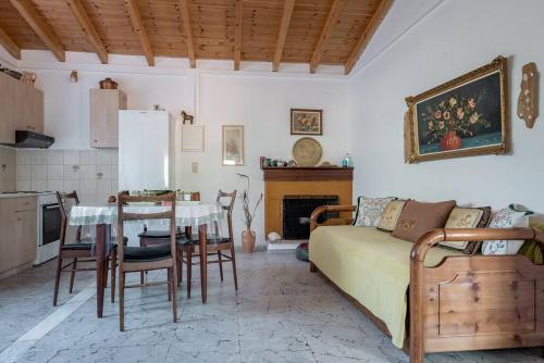 Køkken eller tekøkken på Beautiful cottage house at Mesokampos