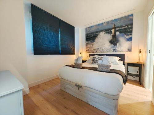 a bedroom with a bed with a painting on the wall at Nuevo Hola Madrid BIS in Madrid