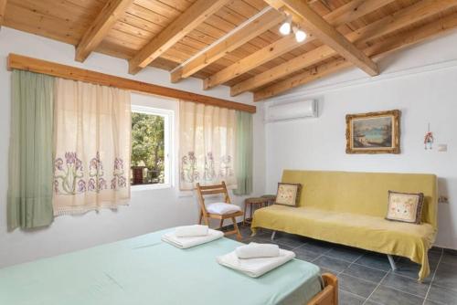 En eller flere senge i et værelse på Beautiful cottage house at Mesokampos