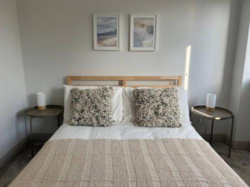 una camera con un letto e due tavolini di Contemporary, stylish south coast home a Poole