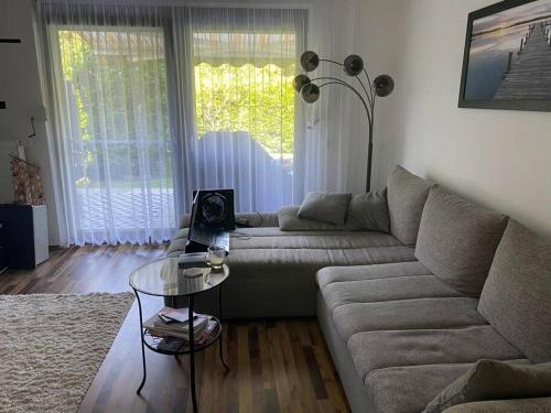 sala de estar con sofá y mesa de cristal en Tolle 3 Zimmer Wohnung mit Garten, en Viena