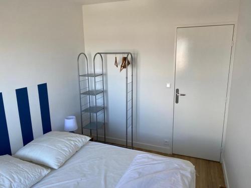 una camera con letto e porta scorrevole di Appartement T2 refait à neuf a Cabourg