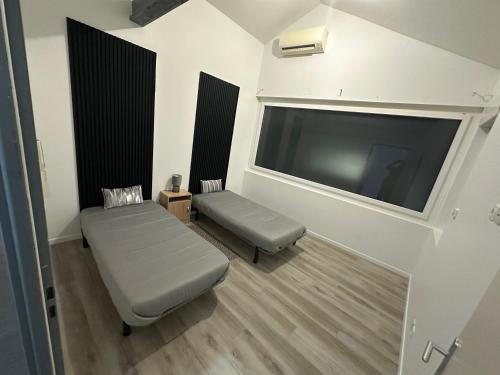 ein Wohnzimmer mit einem großen Flachbild-TV in der Unterkunft Love room borabora 6 in Trévoux