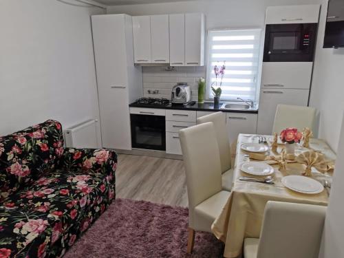 トゥルグ・オクナにあるApartament Gold Luxuryのテーブルと椅子のあるキッチンとダイニングルーム