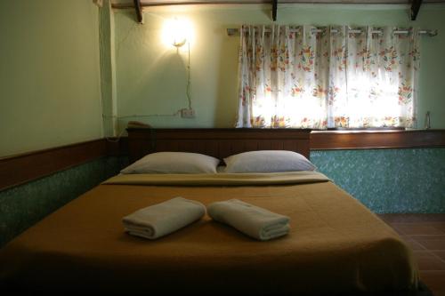 2 camas en un dormitorio con 2 almohadas en Saichonview Riverkwai Resort, en Ban Dan Makham Tia