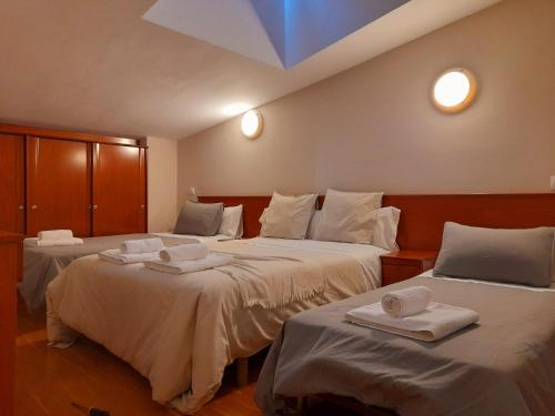 a room with two beds with towels on them at Hotel Villa De Lerma in Lerma