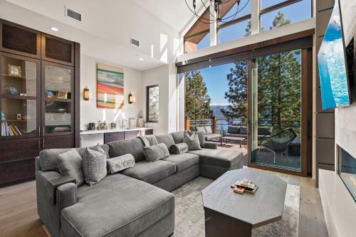 Posezení v ubytování Appreciate this exclusive private penthouse located on Lake Tahoe