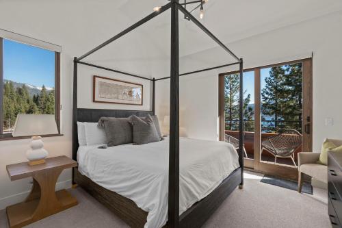 Postel nebo postele na pokoji v ubytování Appreciate this exclusive private penthouse located on Lake Tahoe
