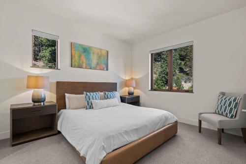 1 dormitorio con 1 cama, 1 silla y 2 ventanas en Appreciate this exclusive private penthouse located on Lake Tahoe, en Crystal Bay