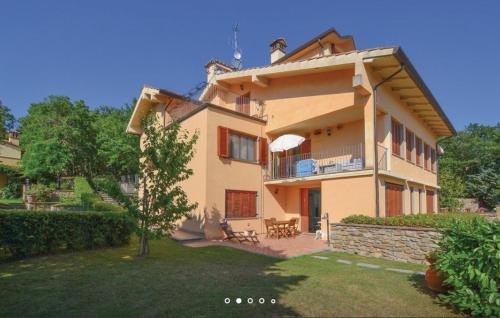 a large house with a yard in front of it at la casetta di anita in toscana arezzo in Arezzo