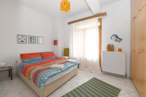 1 dormitorio con cama y ventana grande en NIKITA'S HOUSE - 3 min from racetrack - Free parking and Wifi - 7 guests, en Serres