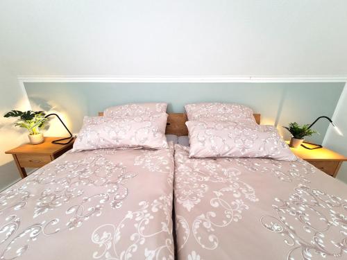 1 dormitorio con 1 cama con sábanas y almohadas rosas en Hortensie Speyer en Espira