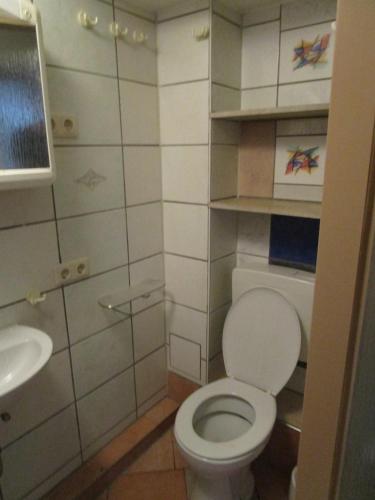 ein kleines Bad mit WC und Waschbecken in der Unterkunft Ferienwohnung in 97447 Gerolzhofen, in Gerolzhofen