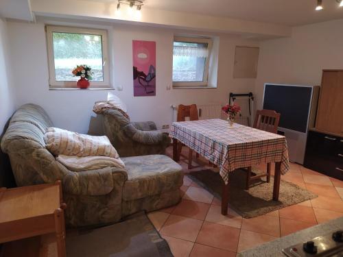 sala de estar con sofá y mesa en Ferienwohnung in 97447 Gerolzhofen,, en Gerolzhofen