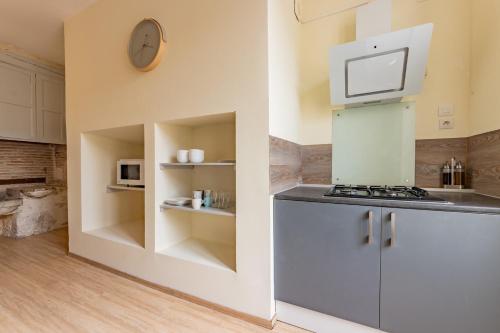a kitchen with white cabinets and a stove at Charmant T3 RDC proche commidités parking facile in Montaigu-de-Quercy