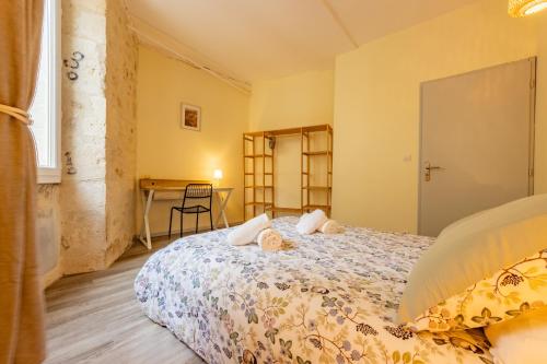 a bedroom with a bed and a desk in a room at Charmant T3 RDC proche commidités parking facile in Montaigu-de-Quercy