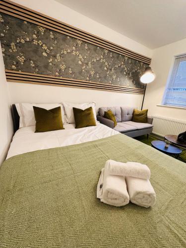 Ένα ή περισσότερα κρεβάτια σε δωμάτιο στο R2 - Private Room in a Newly renovated House with its own Kitchenette and Lounge in Birmingham - Quinton