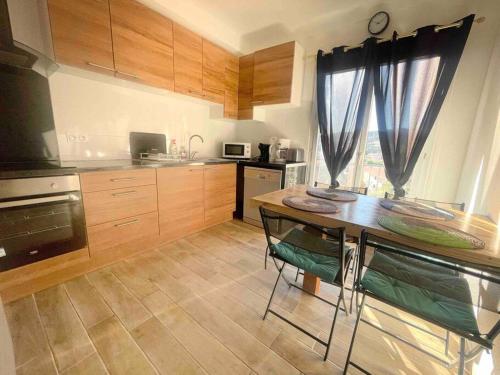 une cuisine avec une table et un comptoir dans l'établissement Charmante maison en plein cœur de Collioure, à Collioure