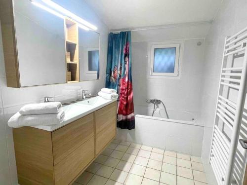 a white bathroom with a sink and a tub and a sink at Charmante maison en plein cœur de Collioure in Collioure