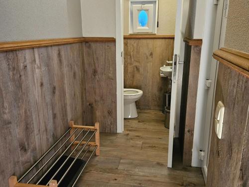 ein Bad mit einem Bett und einem WC in der Unterkunft Duinenhuis Zeepolder 27 in De Haan