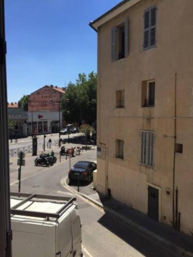 - une vue depuis la fenêtre d'une rue avec un bâtiment dans l'établissement T3 centre ville Historique, à Aix-en-Provence