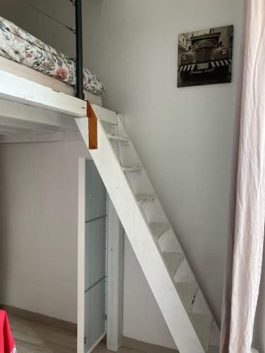 Litera blanca con escalera en una habitación en T3 centre ville Historique, en Aix-en-Provence