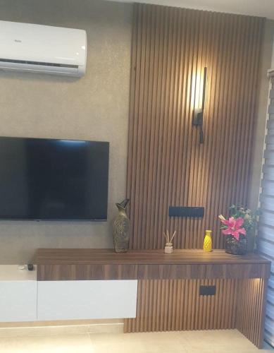 TV a/nebo společenská místnost v ubytování Deluxe 1 Bed Apt Ayios Dometios