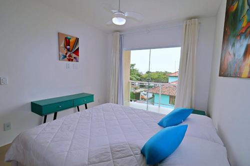 Un dormitorio con una cama grande y una ventana en Elegante casa buzios, en Búzios