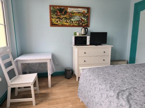 Postel nebo postele na pokoji v ubytování Les Géraniums Sullylois