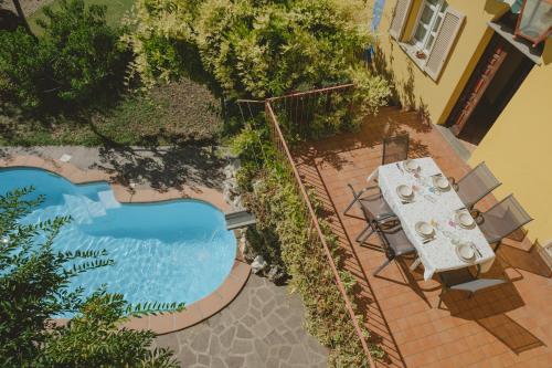 an overhead view of a table and chairs next to a pool at Casa del Sole in Castagnole Lanze