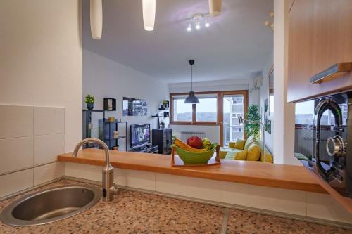 Kuchyň nebo kuchyňský kout v ubytování Yellow Lux apartment