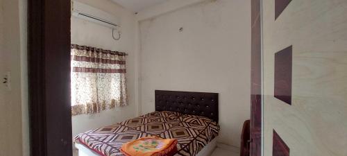 Habitación pequeña con cama y ventana en OYO Flagship Hotel Royal Galaxy, en Nagpur