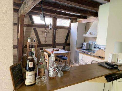 eine Küche mit Weinflaschen auf der Theke in der Unterkunft Küferhof Ferienhaus St Martin mit Sauna in Sankt Martin