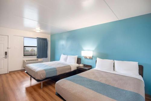 科羅拉多斯普林斯的住宿－Motel 6，酒店客房设有两张床和窗户。