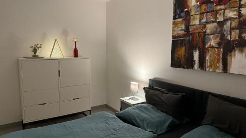 salon z kanapą i komodą w obiekcie Sonnige Wohnung im Zentrum mit Terrasse u Tiefgarage - Netflix & Prime w Lipsku