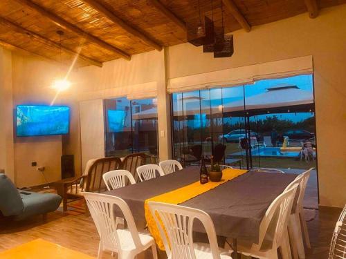 Телевизор и/или развлекательный центр в Casa de Campo Bamboo con Piscina temperada