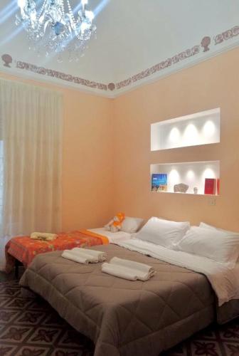 um quarto com 2 camas e toalhas em Casa Vacanze Miriam em Randazzo