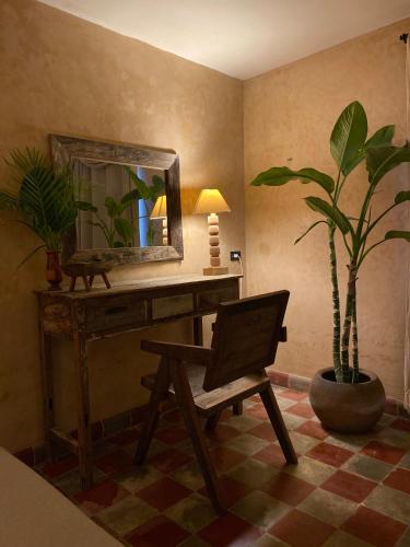 a room with a desk and a chair and a mirror at Casa Sílice Guesthouse in Valladolid