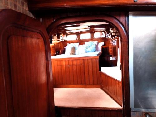 1983 في لاس بالماس دي غران كاناريا: غرفة صغيرة مع سرير ووسائد على قارب