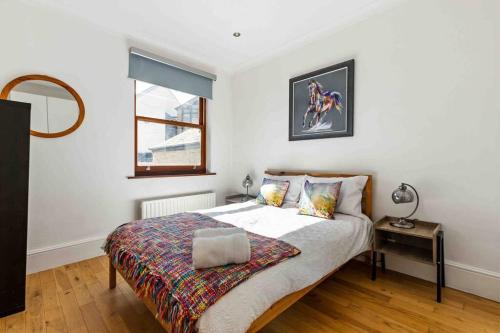 a bedroom with a bed and a window at Wandsworth house in London