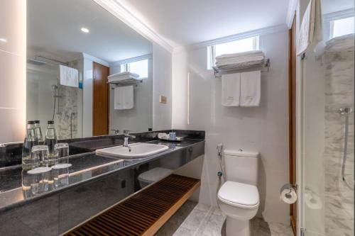 uma casa de banho com um lavatório e um WC em Premium Inn Mombasa City em Mombasa