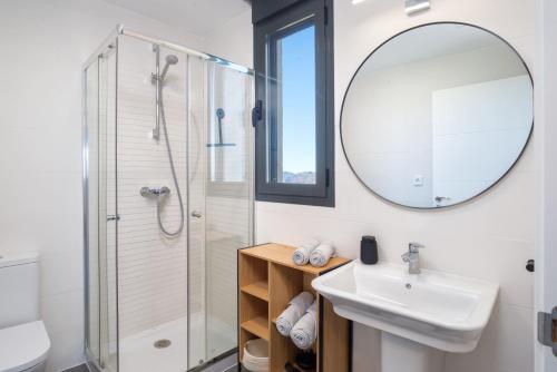 uma casa de banho com um chuveiro, um lavatório e um espelho. em Casa Hoyo Nueve - Alhaurín Golf - Alhaurín el Grande em Alhaurín el Grande