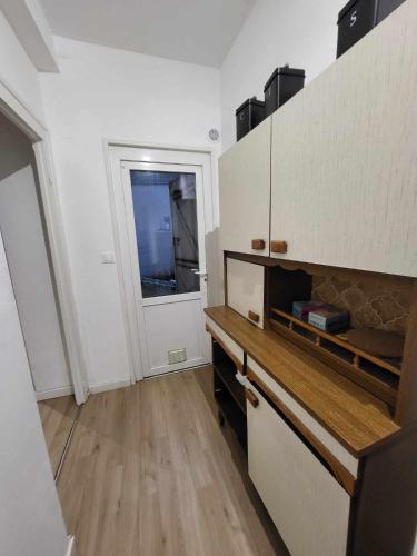 une cuisine avec un comptoir en bois et une fenêtre dans l'établissement APPARTEMENT DE GUISE 7, à Valenciennes