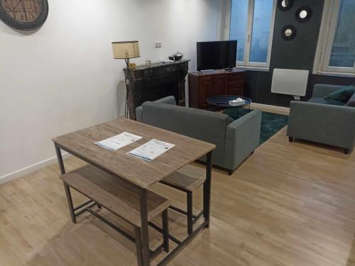 Μια τηλεόραση ή/και κέντρο ψυχαγωγίας στο APPARTEMENT DE GUISE 7