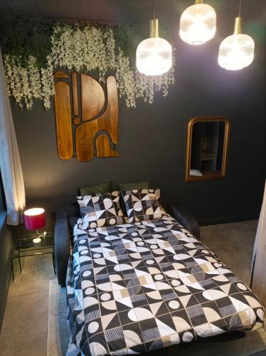 1 dormitorio con 1 cama en una habitación con luces en Le Velvet, en Hénin-Beaumont