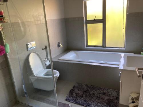 バリートにあるZimbali Wedgeのバスルーム(トイレ、窓付きのバスタブ付)