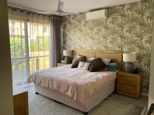 バリートにあるZimbali Wedgeの大きなベッドと壁画が備わるベッドルーム1室が備わります。