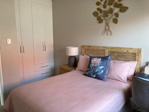 バリートにあるZimbali Wedgeのベッドルーム1室(ピンクのシーツと枕のベッド1台付)