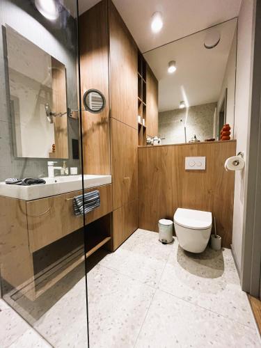 a bathroom with a toilet and a sink at Apartament PrzystańTu Relax&Spa in Dziwnów